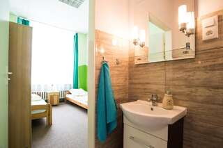 Хостелы Moon Hostel Вроцлав Двухместный номер с 2 отдельными кроватями и собственной ванной комнатой-5