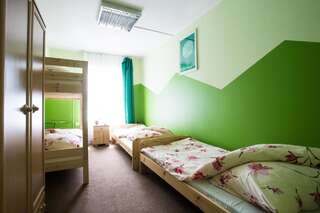Хостелы Moon Hostel Вроцлав Двухместный номер с 2 отдельными кроватями и общей внешней ванной комнатой-4